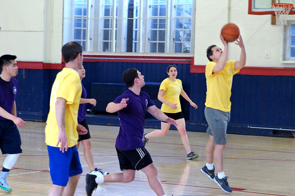 Dan Polsky shoots the basketball for a score. Behind him are Julius Chen, Dan Lyman, Vicky Chen, Evan Saltzman, and Heather Schofield.